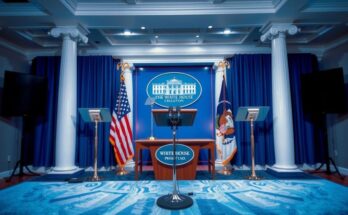Salle de presse de la Maison Blanche avec micro et drapeaux en arrière-plan, atmosphère politique.